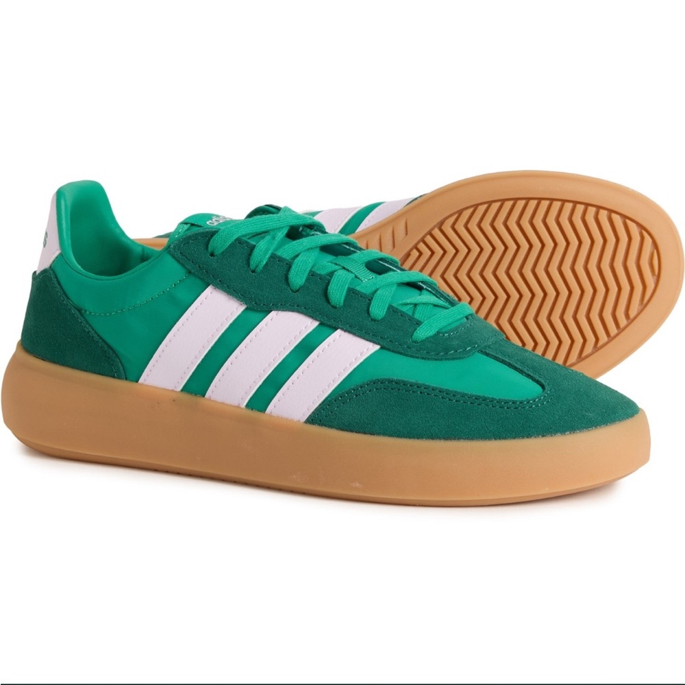 Adidas Barreda Decode Sneakers Leather Women
Low Profile Shoe Womens 7.5 fit 8.5